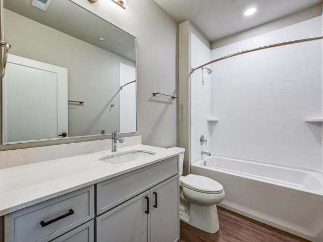 2 Br, 1 bath, Apartment 464 Glenwood Ave