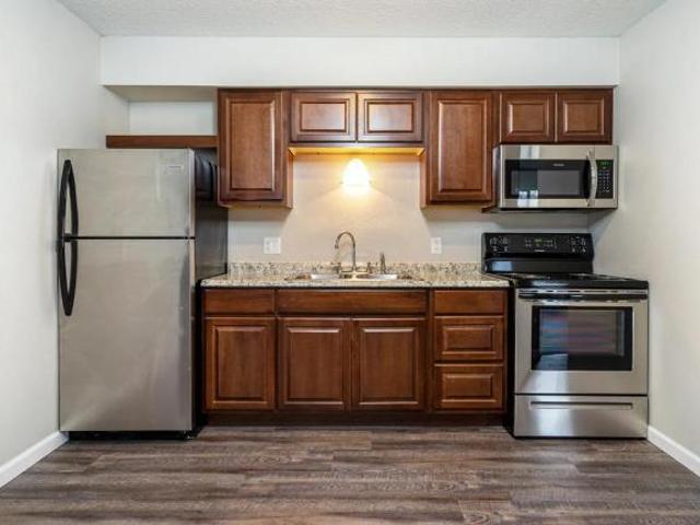 2 Br, 1 bath, Apartment 540 W Alexis Rd