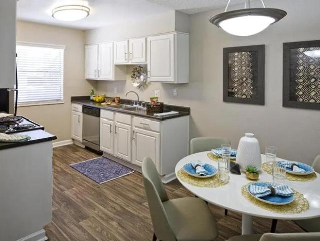 2 Br, 1 bath, Apartment 8401 Spain Rd NE
