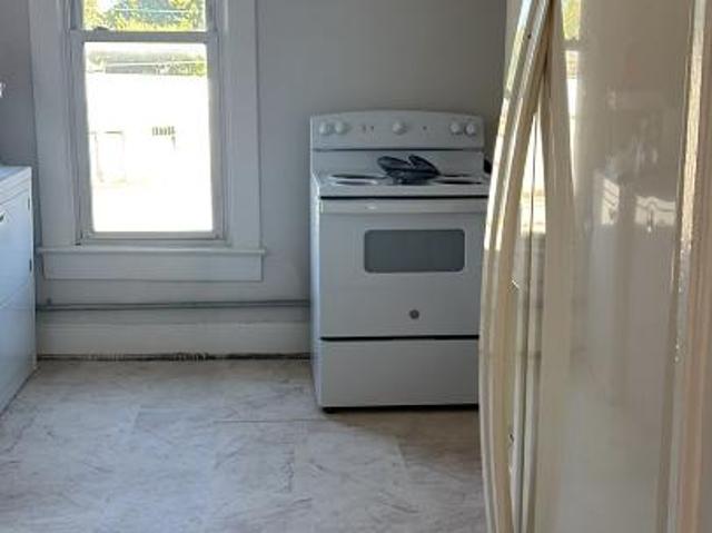 2 Br, 1 bath, Condo 143 S Glick St