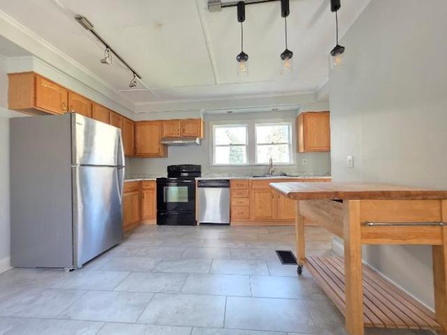 2 Br, 1 bath, Condo 18 Winter Street