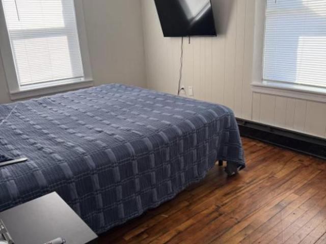 2 Br, 1 bath, Single Family Home 628 Burgess St