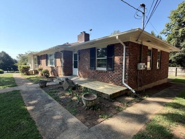 2 Br, 1 bath, Single Family 2300 Rivermont Ave