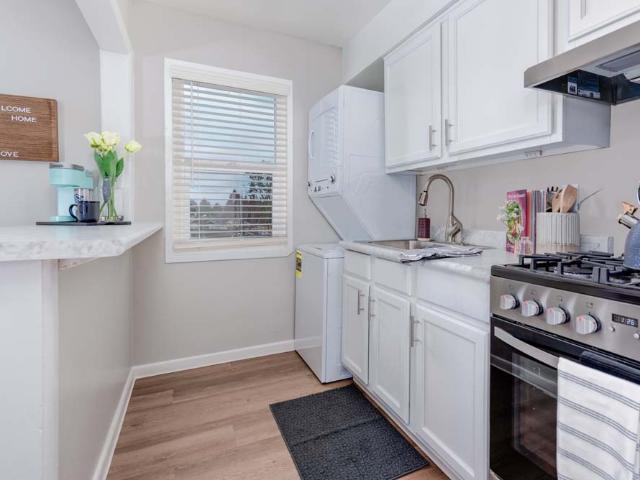 2 BR, 1 BA Apartment 14001 Ambaum Blvd Sw Unit 327, Seattle, WA 98166