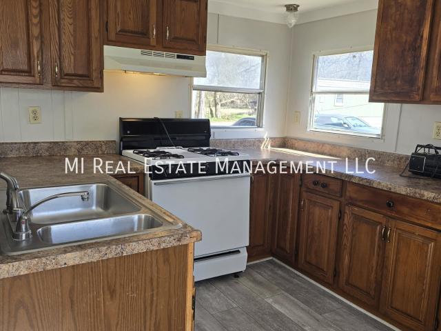 2 BR, 1 BA Apartment 140 North Pleasant Avenue 13, Lowell, MI 49331