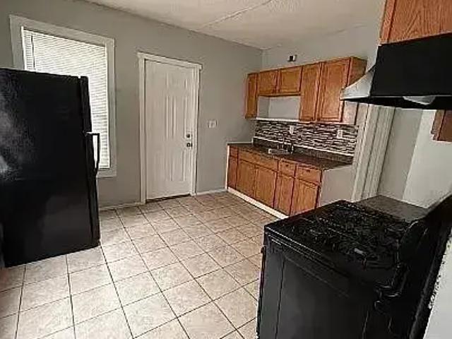 2 BR, 1 BA Apartment 141 County St, New Haven, CT 06511