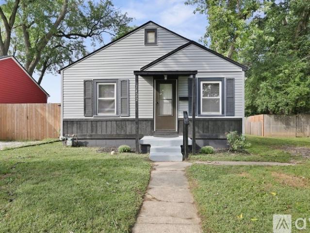 2 BR, 1 BA Apartment 1422 East 49th Street, Indianapolis, IN 46205