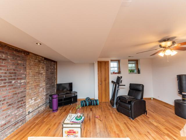 2 BR, 1 BA Apartment 1533 West Leland, Chicago, IL 60640