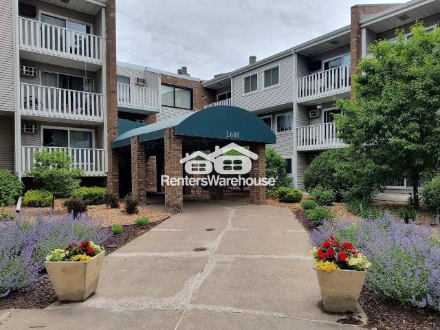 2 BR, 1 BA Apartment 1601 N Innsbruck Dr, Fridley, MN 55432
