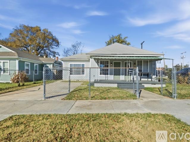 2 BR, 1 BA Apartment 1633 E 4th St, Tulsa, OK 74120