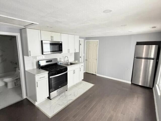 2 BR, 1 BA Apartment 16 Daggett St, New Haven, CT 06519
