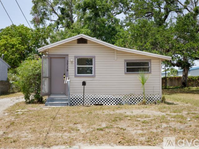 2 BR, 1 BA Apartment 1715 14th St S, St. Petersburg, FL 33705