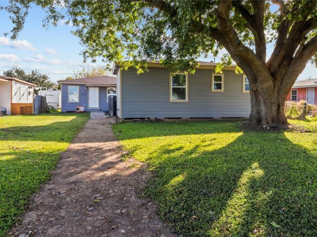 2 BR, 1 BA Apartment 1717 West 4th Street, Freeport, TX 77541
