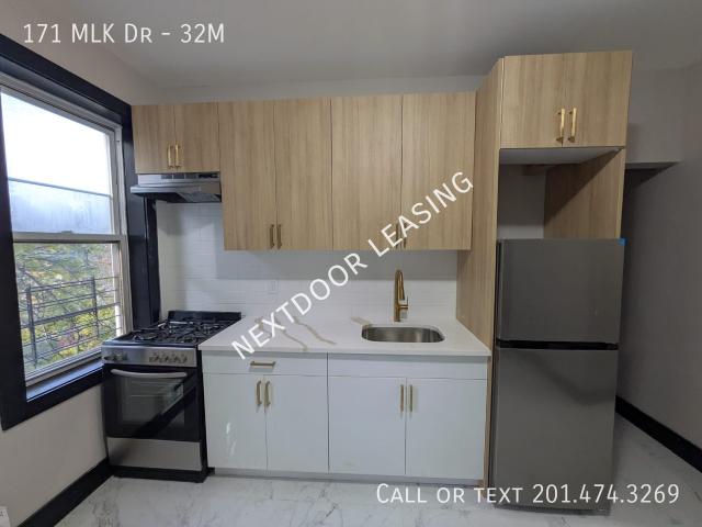 2 BR, 1 BA Apartment 171 MLK Dr, Jersey City, NJ 07305