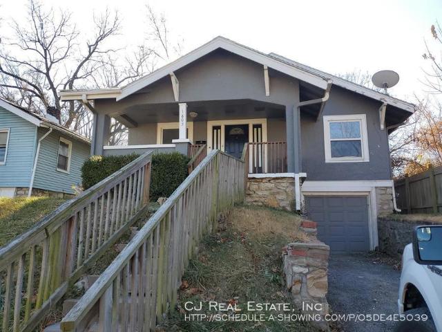 2 BR, 1 BA Apartment 1805 E 67th, Kansas City, MO 64132