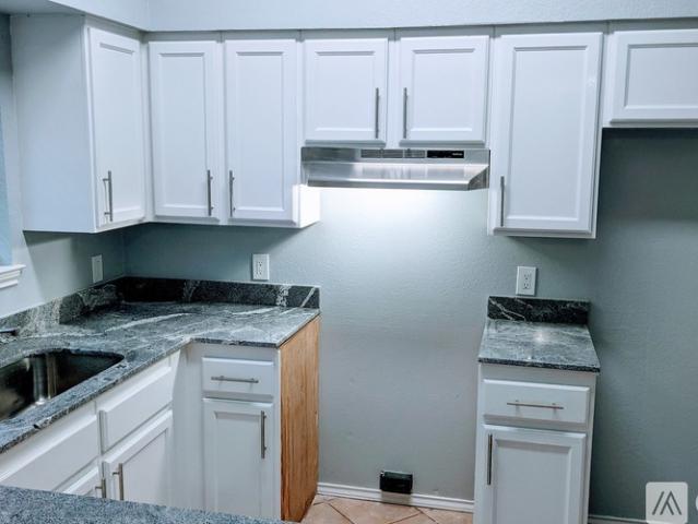 2 BR, 1 BA Apartment 1820 Mercer St, Unit 2, Laredo, TX 78043
