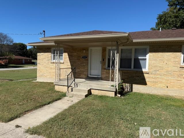 2 BR, 1 BA Apartment 1917 Linherk Ave, Unit 2, Louisville, KY 40216