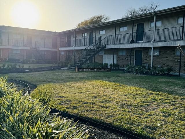 2 BR, 1 BA Apartment 1924 Avenue H, Nederland, TX 77627