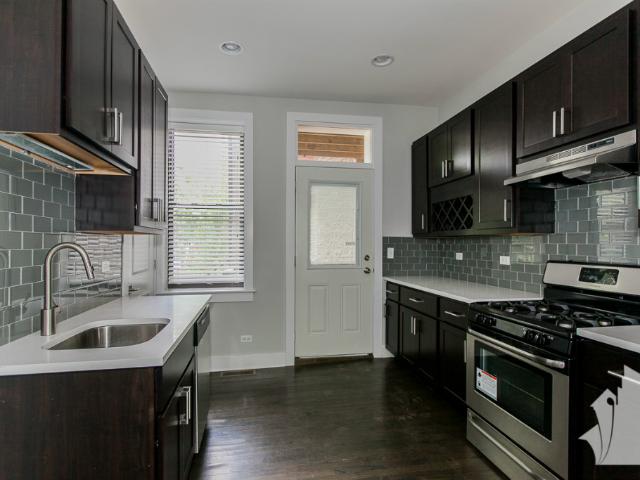 2 BR, 1 BA Apartment 1952 West Nelson Street, Chicago, IL 60657