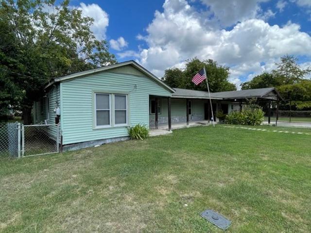 2 BR, 1 BA Apartment 1007 4th St, Lockhart, TX 78644