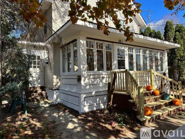 3 BR, 1 BA Apartment 1012 Lincoln Ave, Unit Upper, Waukesha, WI 53186