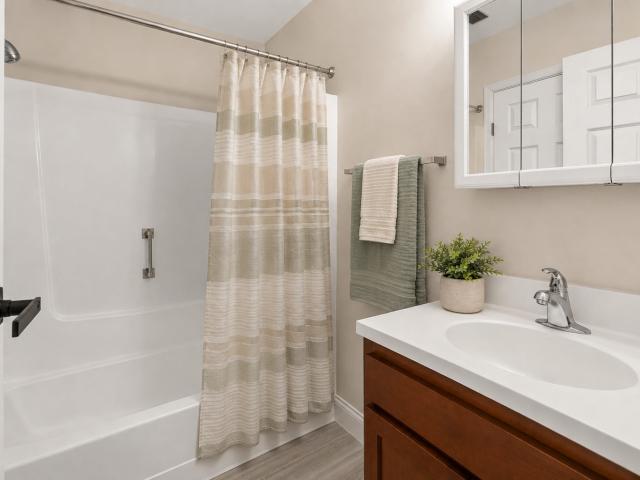 2 BR, 1 BA Apartment 1022 Maple Crest Unit 1040B2, Three Rivers, MI 49093