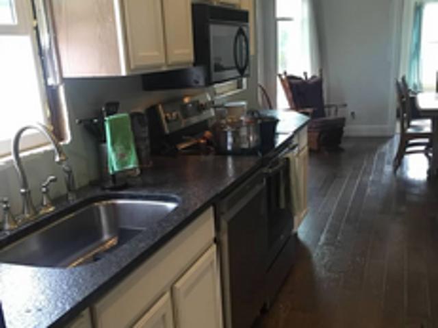 2 BR, 1 BA Apartment 1030 W Locust St, Davenport, IA 52804