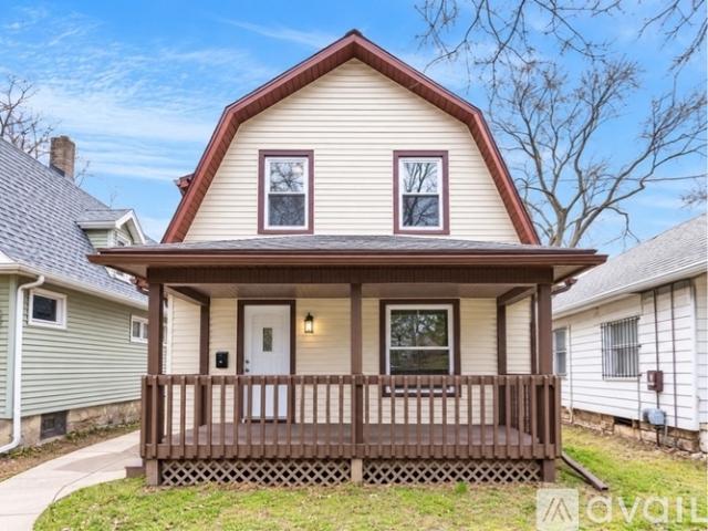2 BR, 1 BA Apartment 1105 May St, Lansing, MI 48906