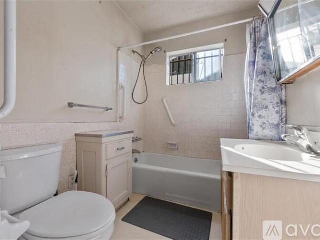 2 BR, 1 BA Apartment 1122 West 77th Street, Los Angeles, CA 90044