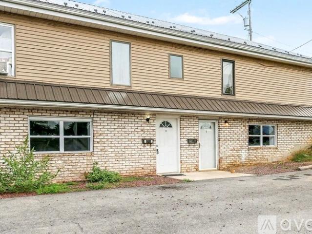 2 BR, 1 BA Apartment 11 N Chestnut St, Unit D, Dillsburg, PA 17019