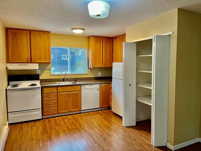 2 BR, 1 BA Apartment 130 Southeast 30th Place Unit 4, Portland, OR 97214