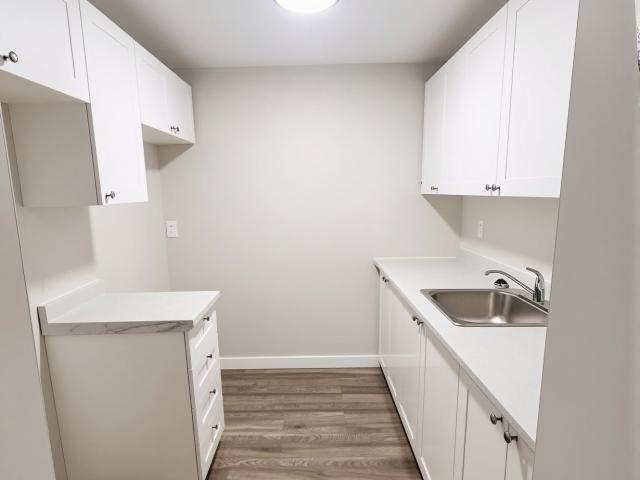 2 BR, 1 BA Apartment 131 College Ave S, Sarnia, ON N7T 2Z4