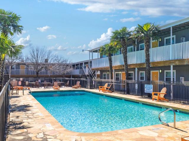 2 BR, 1 BA Apartment 2401 Manor Road, Austin, TX 78722