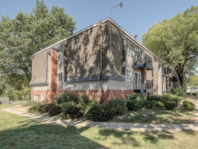 2 BR, 1 BA Apartment 2407 NE 43rd St Unit 2405 07, Kansas City, MO 64116