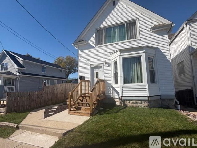 2 BR, 1 BA Apartment 2418 Cleveland Place, Unit Upper, South Milwaukee, WI 53172