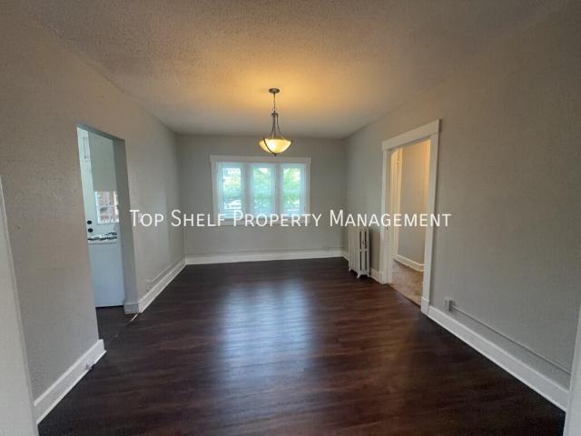 2 BR, 1 BA Apartment 2419 Cottage Grove Ave Unit, Des Moines, IA 50311