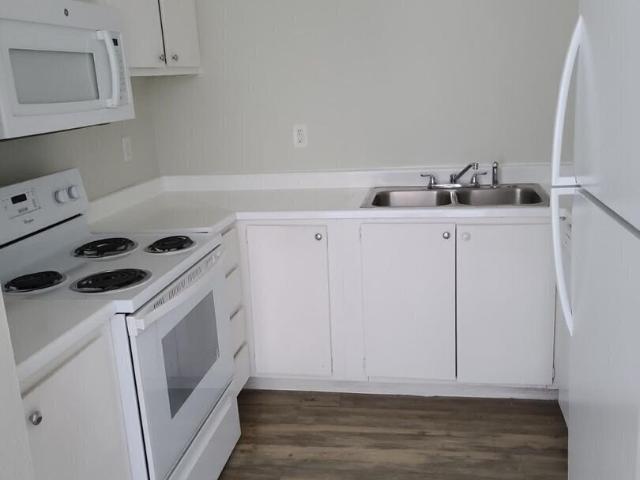 2 BR, 1 BA Apartment 2424 E. Grandview Rd, Phoenix, AZ 85032