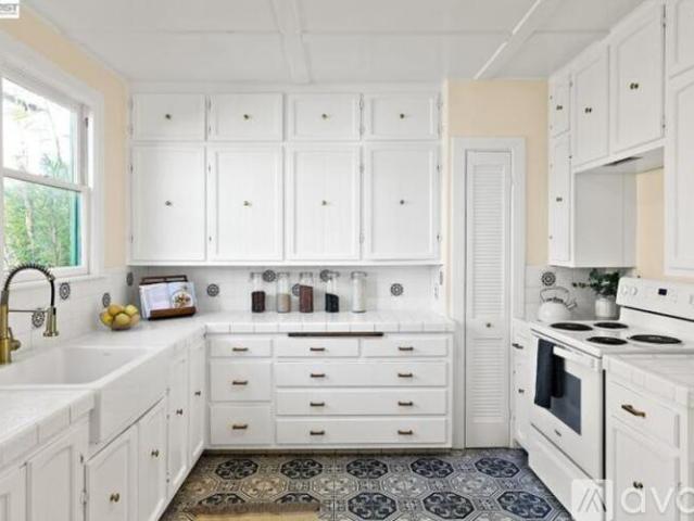 2 BR, 1 BA Apartment 2512 Clay St, Alameda, CA 94501