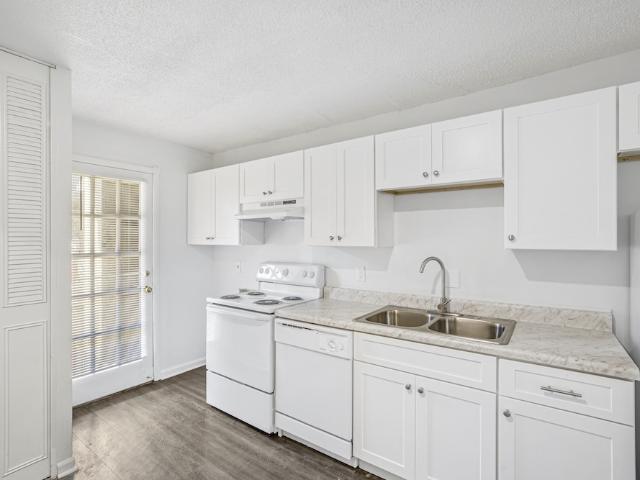 2 BR, 1 BA Apartment 2774 S Mendenhall Rd Unit 2825 2825 07, Memphis, TN 38115