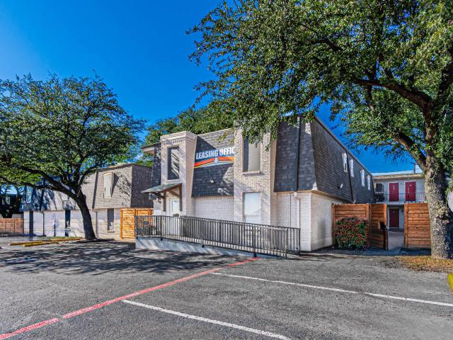 2 BR, 1 BA Apartment 2900 South Freeway Unit 11 252, Fort Worth, TX 76104