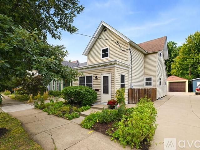 2 BR, 1 BA Apartment 2924 East 25th Street, Minneapolis, MN 55406