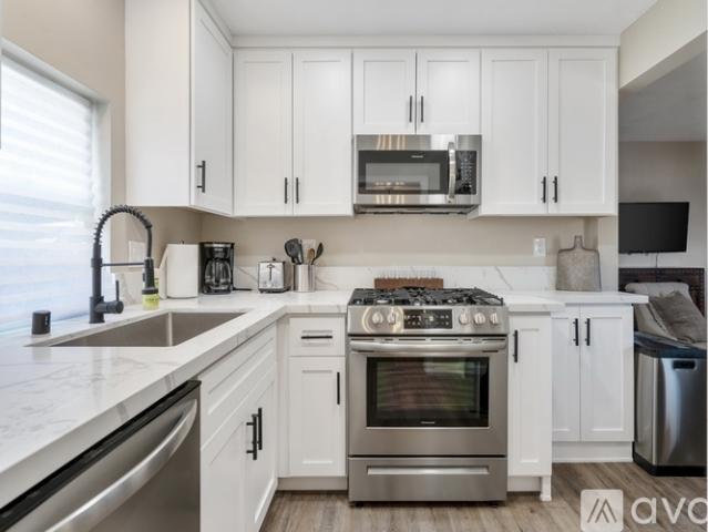 2 BR, 1 BA Apartment 2074 Newton Ave, Unit B, San Diego, CA 92113