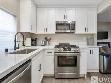 2 BR, 1 BA Apartment 2074 Newton Ave, Unit B, San Diego, CA 92113