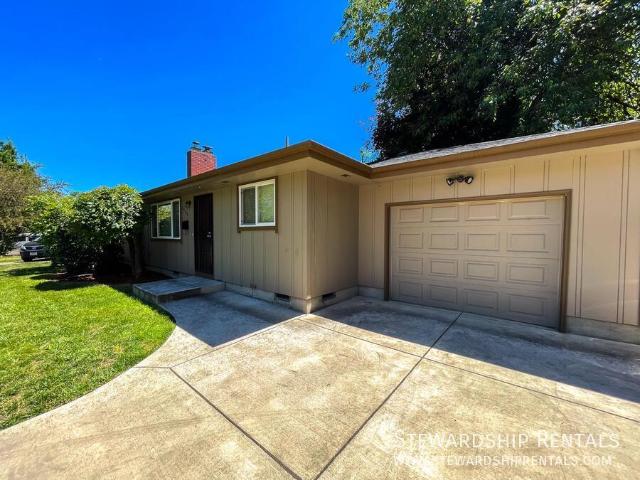 2 BR, 1 BA Apartment 2120 W 18th Ave, Eugene, OR 97402