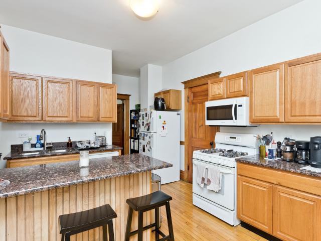 2 BR, 1 BA Apartment 2139 Oakley, Chicago, IL 60647