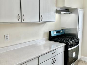 2 BR, 1 BA Apartment 220 E 20th St, Long Beach, CA 90806