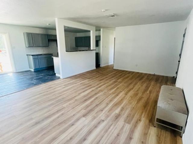 2 BR, 1 BA Apartment 2335 W 3rd Ave, Corsicana, TX 75110
