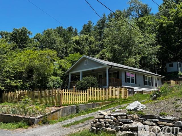 2 BR, 1 BA Apartment 23 Sycamore St, Asheville, NC 28804