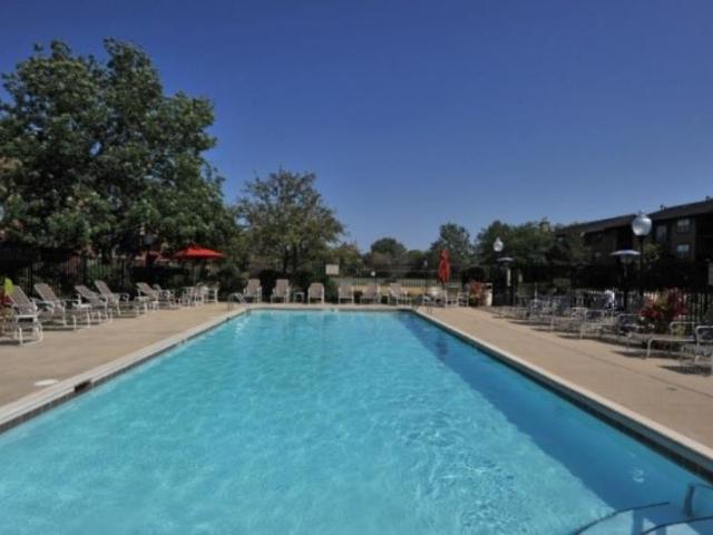 2 BR, 1 BA Apartment 348 Glenwood Dr Unit 304303, Bloomingdale, IL 60108
