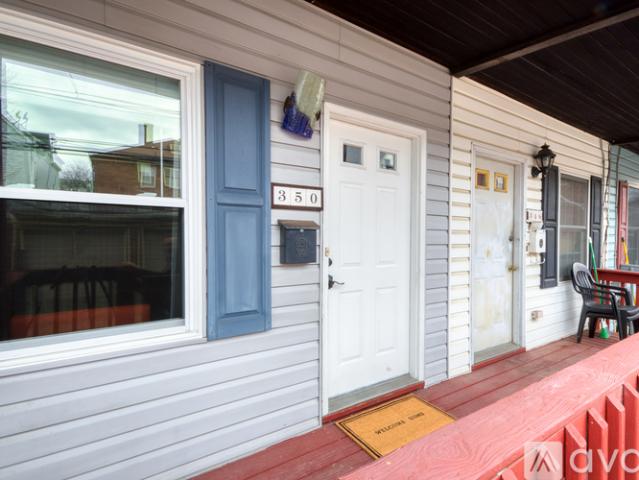 2 BR, 1 BA Apartment 350 Lamont Place, Unit 350 Lamont, Pittsburgh, PA 15232